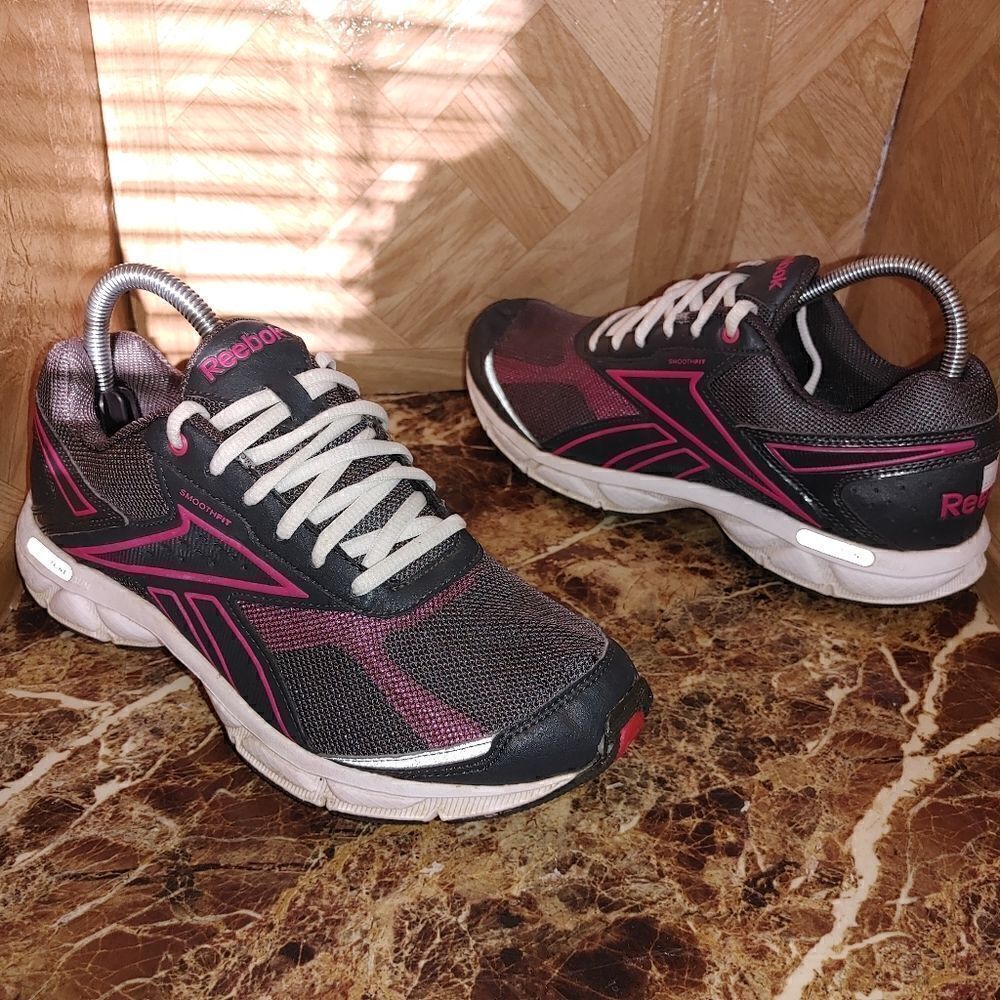 Reebok women's simply tone toning walking shoes size 9.5.     254